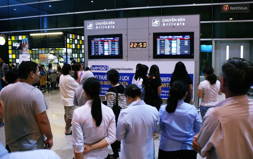 Video ảnh: Hàng nghìn người ngồi vật vờ lúc nửa đêm ở sân bay Tân Sơn Nhất đón Việt kiều về quê ăn Tết Kỷ Hợi 2019