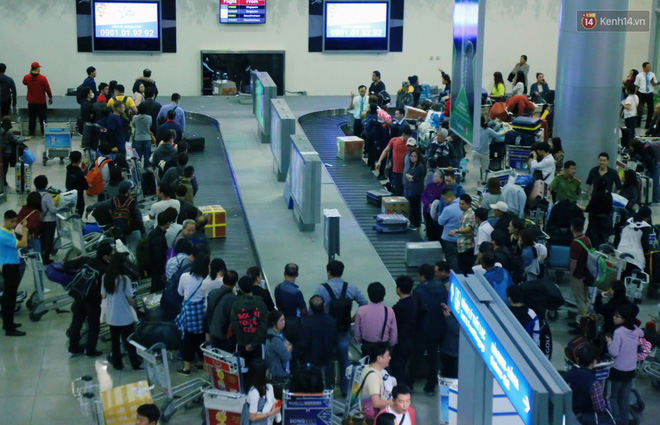 Video ảnh: Hàng nghìn người ngồi vật vờ lúc nửa đêm ở sân bay Tân Sơn Nhất đón Việt kiều về quê ăn Tết Kỷ Hợi 2019 Video ảnh: Hàng nghìn người ngồi vật vờ lúc nửa đêm ở sân bay Tân Sơn Nhất đón Việt kiều về quê ăn Tết Kỷ Hợi 2019