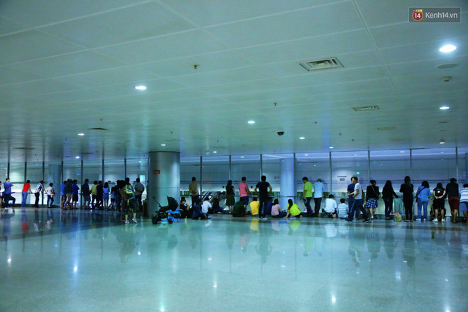 Video ảnh: Hàng nghìn người ngồi vật vờ lúc nửa đêm ở sân bay Tân Sơn Nhất đón Việt kiều về quê ăn Tết Kỷ Hợi 2019 Video ảnh: Hàng nghìn người ngồi vật vờ lúc nửa đêm ở sân bay Tân Sơn Nhất đón Việt kiều về quê ăn Tết Kỷ Hợi 2019