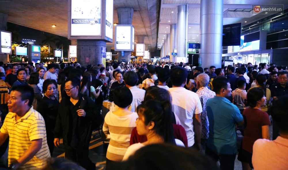 Video ảnh: Hàng nghìn người ngồi vật vờ lúc nửa đêm ở sân bay Tân Sơn Nhất đón Việt kiều về quê ăn Tết Kỷ Hợi 2019