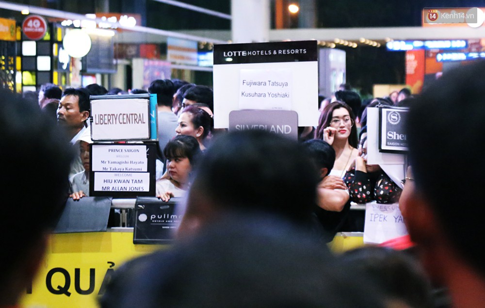 Video ảnh: Hàng nghìn người ngồi vật vờ lúc nửa đêm ở sân bay Tân Sơn Nhất đón Việt kiều về quê ăn Tết Kỷ Hợi 2019