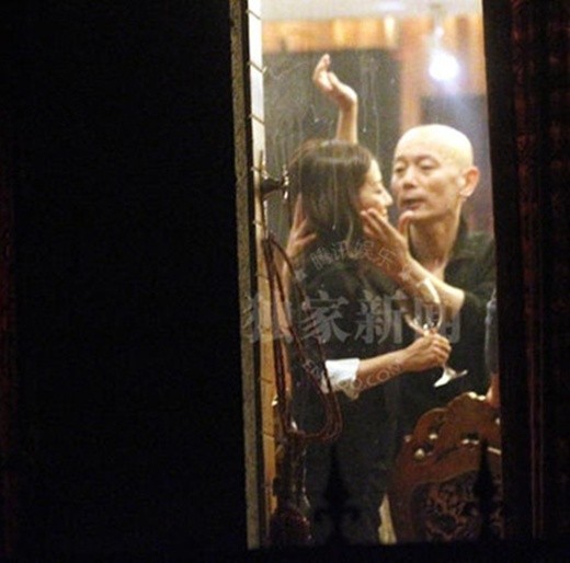 Triệu Vy bị đào mộ các scandal hôn trong quá khứ sau khi lộ clip hôn trai lạ Triệu Vy bị đào mộ các scandal hôn trong quá khứ sau khi lộ clip hôn trai lạ