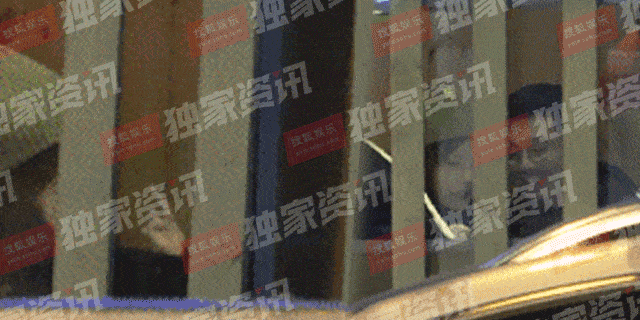 Triệu Vy bị đào mộ các scandal hôn trong quá khứ sau khi lộ clip hôn trai lạ Triệu Vy bị đào mộ các scandal hôn trong quá khứ sau khi lộ clip hôn trai lạ