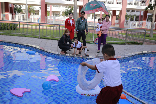 3 bé có cha mẹ chết dưới bánh container bất ngờ được tặng 2 căn hộ