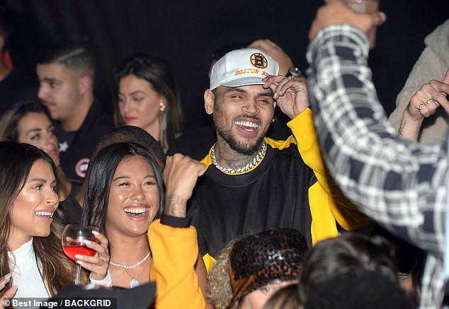 Chris Brown bị cảnh sát bắt giữ tại Pháp vì dính nghi án cưỡng hiếp cấp độ nghiêm trọng