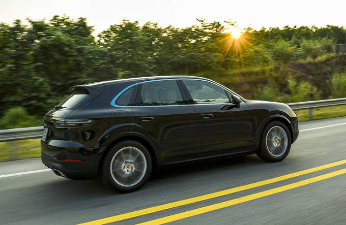 Porsche Cayenne - SUV cho nhà giàu Việt mê tốc độ