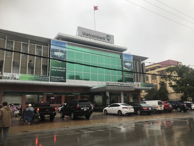 Vụ khách nữ tố mất 1,5 tỷ: Ngân hàng ra thông báo MẬT, khách hàng vẫn không đồng tình