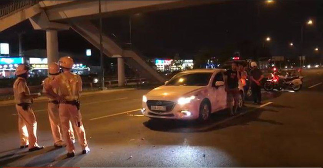 Nữ tài xế say xỉn lái ô tô gây tai nạn rồi cố thủ, định bỏ chạy ở Sài Gòn