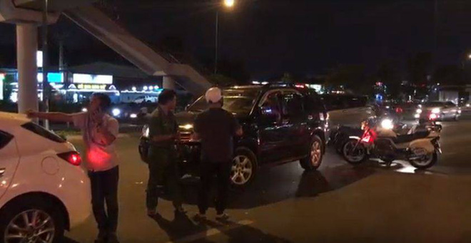 Nữ tài xế say xỉn lái ô tô gây tai nạn rồi cố thủ, định bỏ chạy ở Sài Gòn