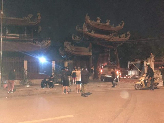 Tài xế say rượu, lái xe tông nát cổng chùa