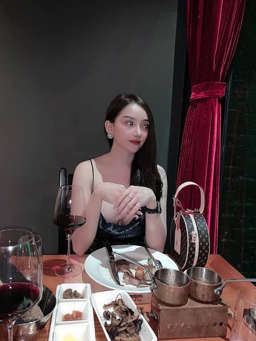 Văn Thanh cùng bạn gái nghỉ dưỡng sang chảnh sau khi về nước