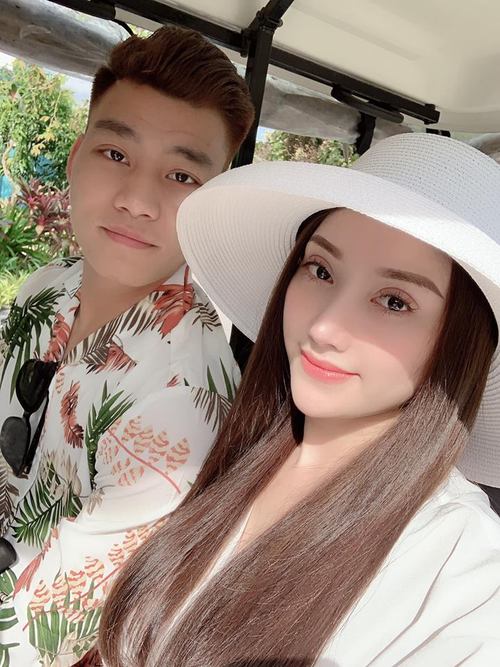 Văn Thanh cùng bạn gái nghỉ dưỡng sang chảnh sau khi về nước