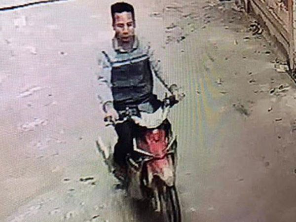 Tên cướp vứt lại dây chuyền 21 triệu đồng để thoát thân