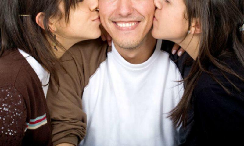 Đàn ông ở độ tuổi này, đàng hoàng đến mấy cũng dễ sẩy chân ngoại tình