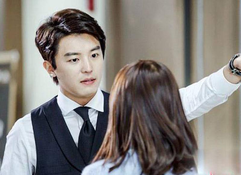 Đàn ông ở độ tuổi này, đàng hoàng đến mấy cũng dễ sẩy chân ngoại tình