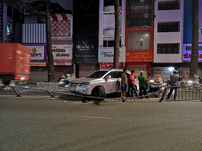 Xe Honda, Lexus cùng gãy trục, rời bánh sau va chạm tại Việt Nam