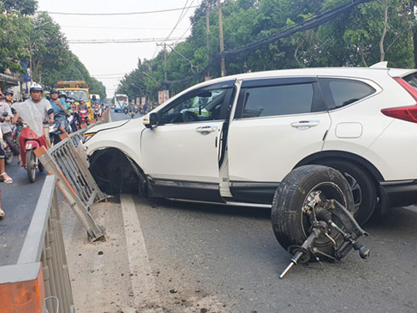 Xe Honda, Lexus cùng gãy trục, rời bánh sau va chạm tại Việt Nam