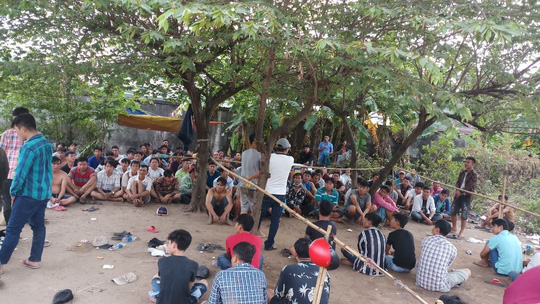 Hơn 100 người làm chuyện phi pháp trong bãi đất trống ở quận Bình Tân