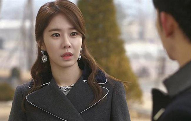 Nhìn em nằm ngủ trong vòng tay người đáng tuổi bố, tôi vẫn tha thứ vì thương