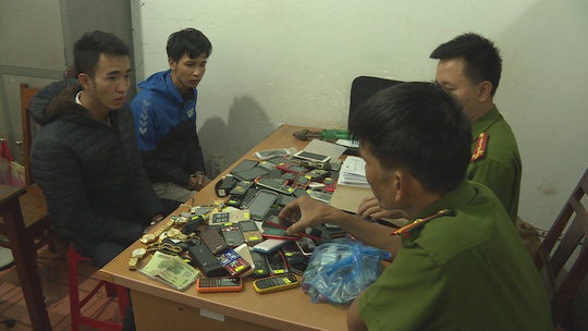 Đôi tình nhân trộm cả bao tải điện thoại, đồng hồ đeo tay