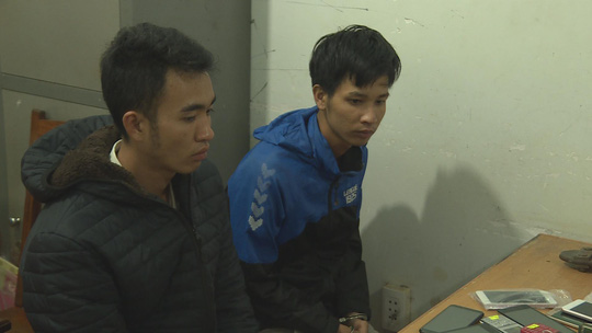 Đôi tình nhân trộm cả bao tải điện thoại, đồng hồ đeo tay