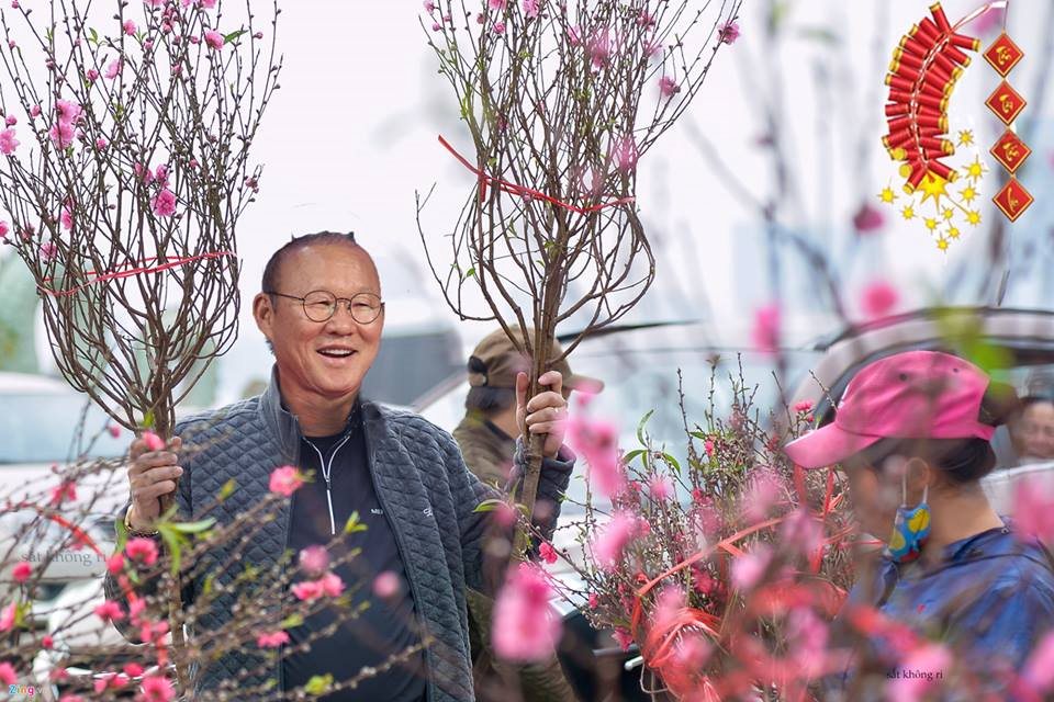 Lo sợ các cầu thủ thi đấu không kịp về ăn Tết, người hâm mộ có tâm làm hẳn bộ ảnh đón xuân hộ thần tượng