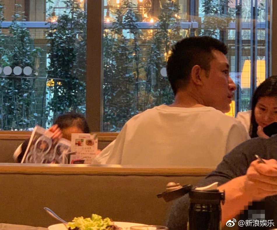 Thay phiên nhau chăm con cái, Giả Nãi Lượng - Lý Tiểu Lộ vẫn tránh nhau như tránh tà