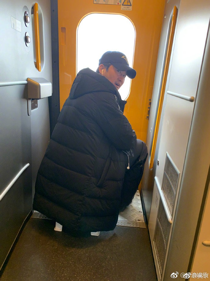 Là tài tử hạng A, Ngô Kinh vẫn ngậm ngùi ngồi ghế nhựa đi tàu hoả về quê ăn Tết Là tài tử hạng A, Ngô Kinh vẫn ngậm ngùi ngồi ghế nhựa đi tàu hoả về quê ăn Tết