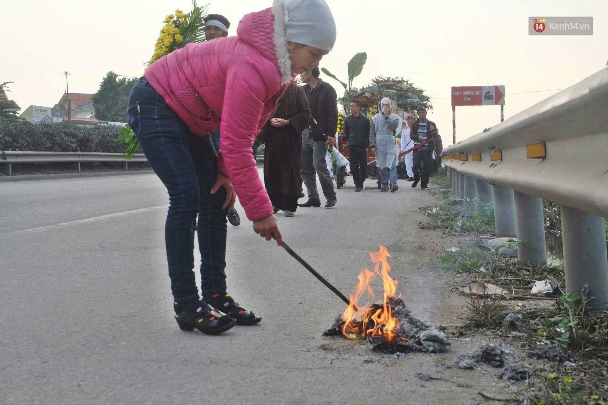 Khăn tang phủ trắng đường làng ngày đưa 6 nạn nhân thiệt mạng trong vụ tai nạn giao thông thảm khốc ở Hải Dương về nơi an nghỉ cuối cùng