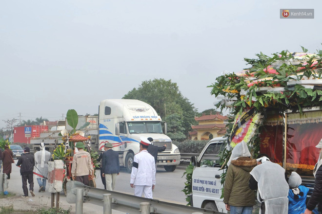Khăn tang phủ trắng đường làng ngày đưa 6 nạn nhân thiệt mạng trong vụ tai nạn giao thông thảm khốc ở Hải Dương về nơi an nghỉ cuối cùng