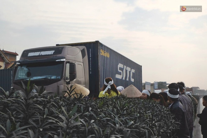 Khăn tang phủ trắng đường làng ngày đưa 6 nạn nhân thiệt mạng trong vụ tai nạn giao thông thảm khốc ở Hải Dương về nơi an nghỉ cuối cùng