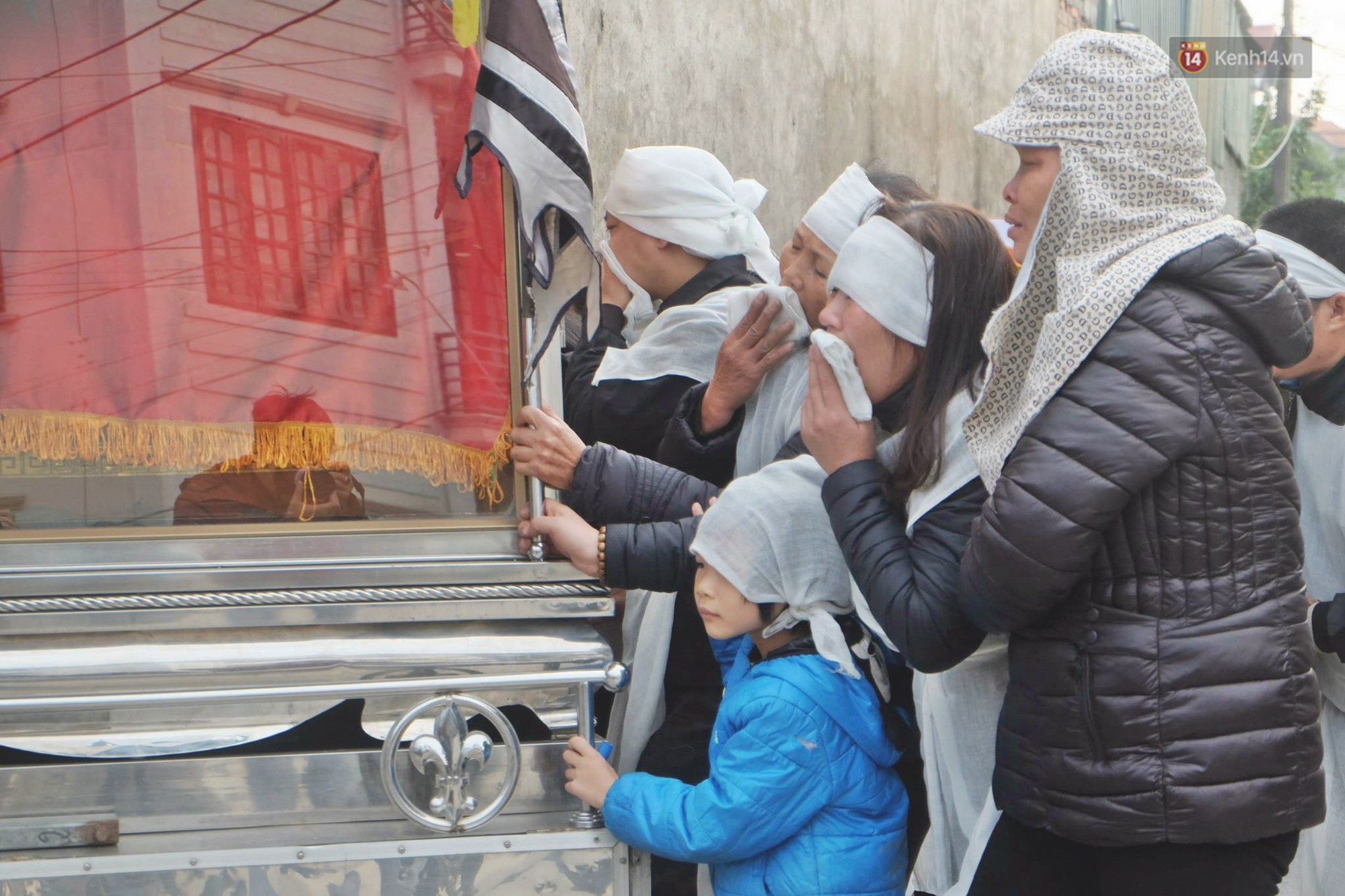 Khăn tang phủ trắng đường làng ngày đưa 6 nạn nhân thiệt mạng trong vụ tai nạn giao thông thảm khốc ở Hải Dương về nơi an nghỉ cuối cùng