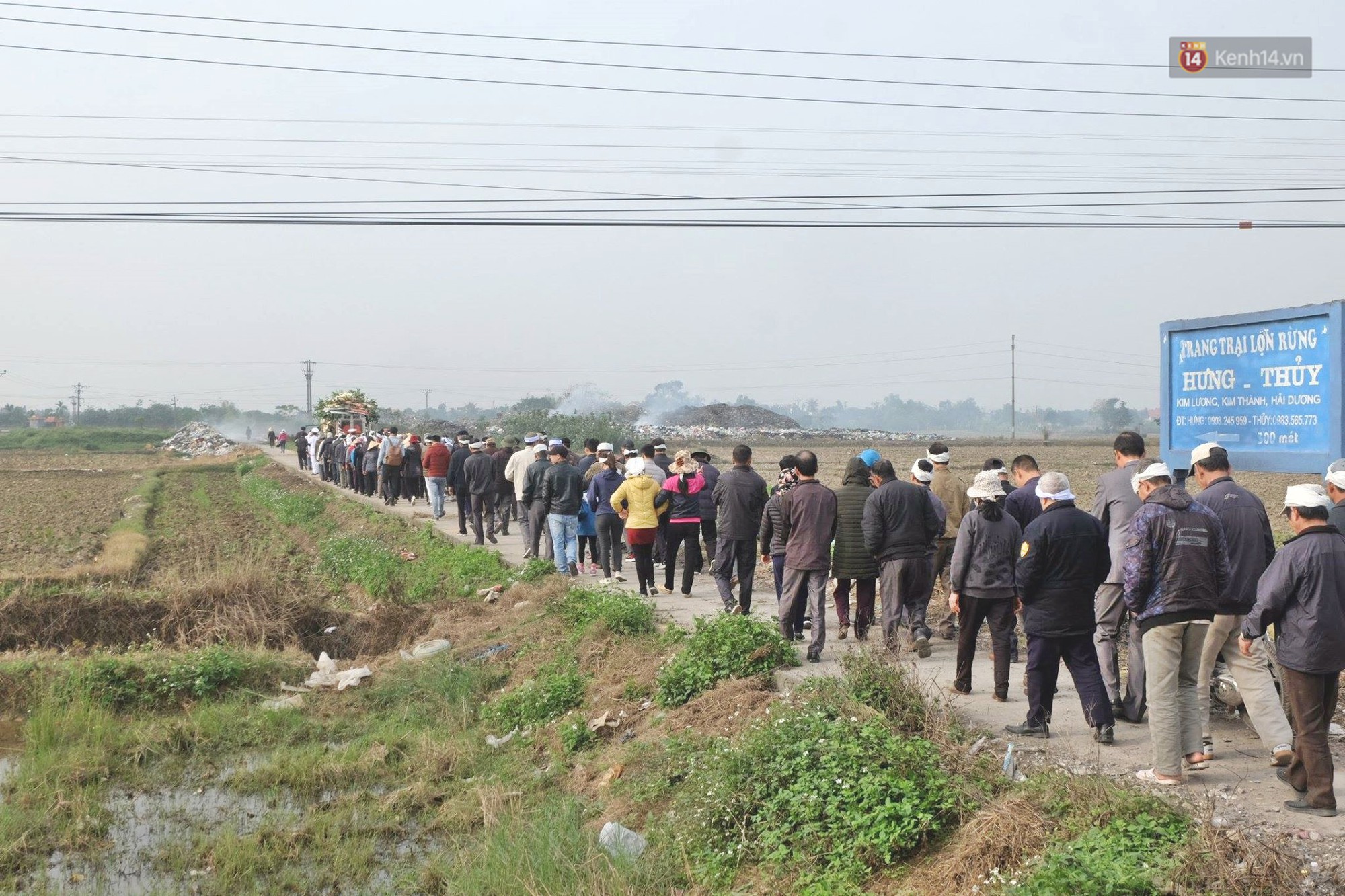 Khăn tang phủ trắng đường làng ngày đưa 6 nạn nhân thiệt mạng trong vụ tai nạn giao thông thảm khốc ở Hải Dương về nơi an nghỉ cuối cùng