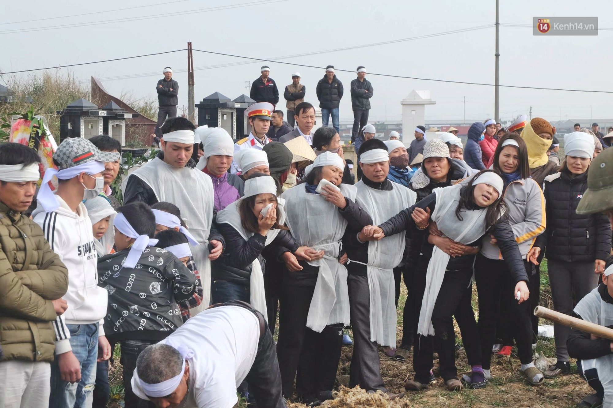 Khăn tang phủ trắng đường làng ngày đưa 6 nạn nhân thiệt mạng trong vụ tai nạn giao thông thảm khốc ở Hải Dương về nơi an nghỉ cuối cùng