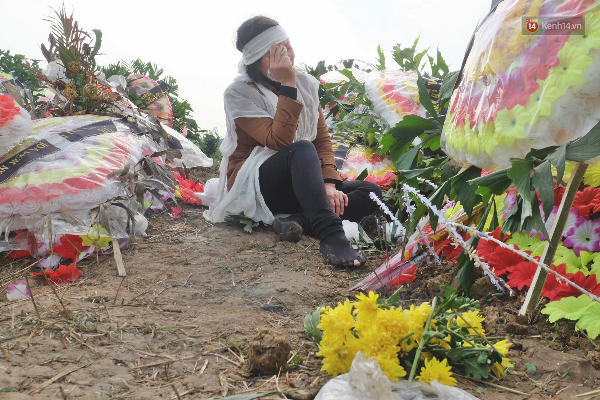 Khăn tang phủ trắng đường làng ngày đưa 6 nạn nhân thiệt mạng trong vụ tai nạn giao thông thảm khốc ở Hải Dương về nơi an nghỉ cuối cùng