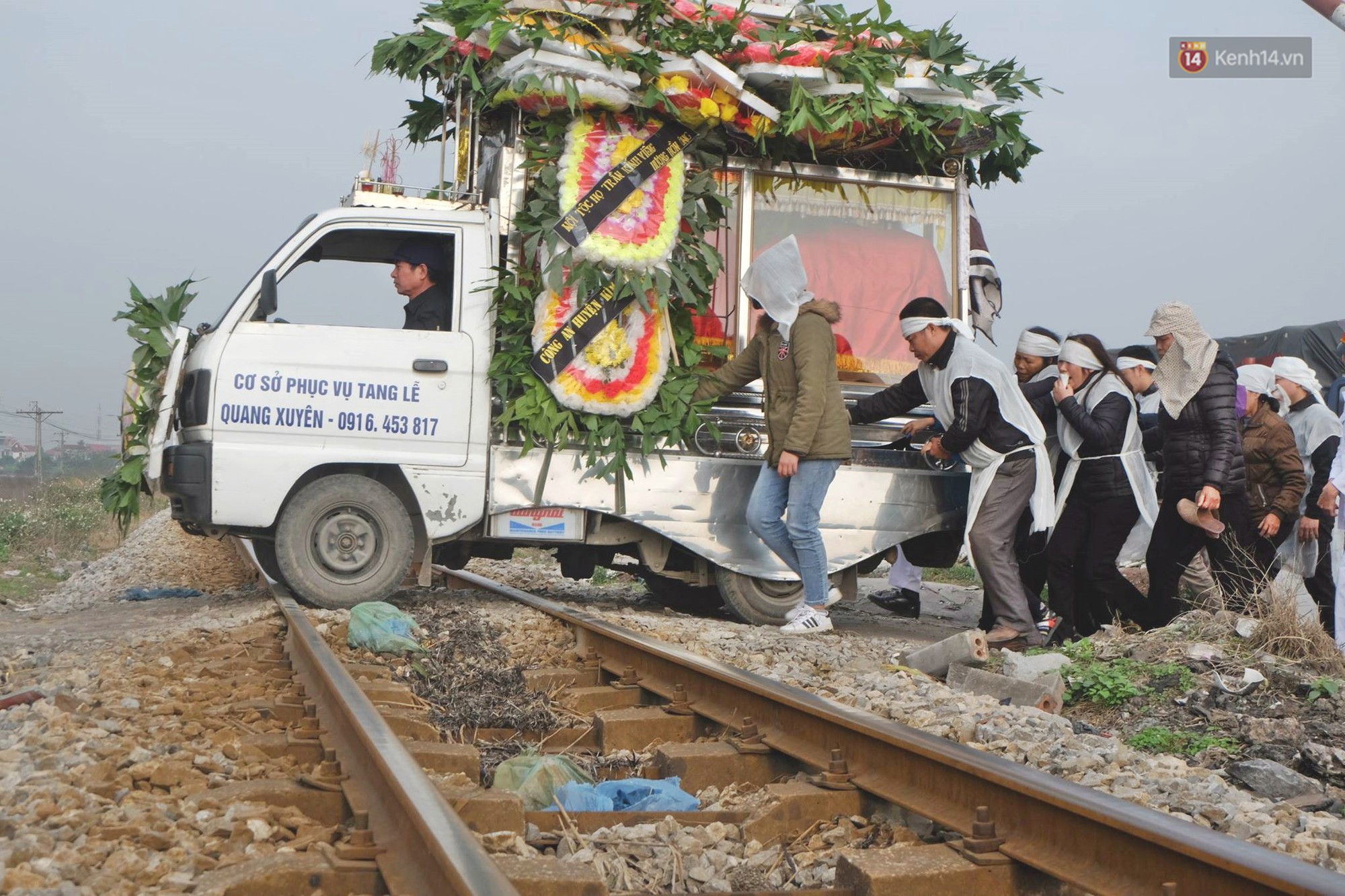 Khăn tang phủ trắng đường làng ngày đưa 6 nạn nhân thiệt mạng trong vụ tai nạn giao thông thảm khốc ở Hải Dương về nơi an nghỉ cuối cùng