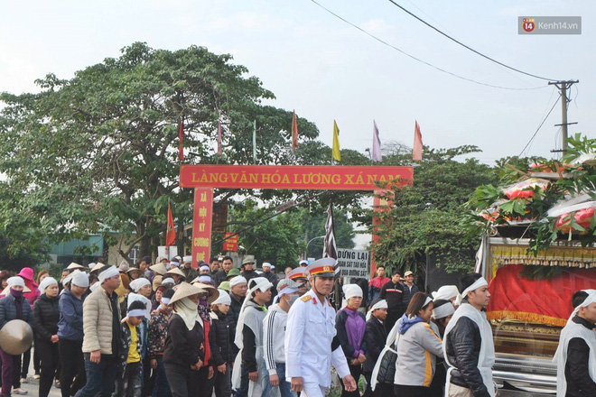 Khăn tang phủ trắng đường làng ngày đưa 6 nạn nhân thiệt mạng trong vụ tai nạn giao thông thảm khốc ở Hải Dương về nơi an nghỉ cuối cùng