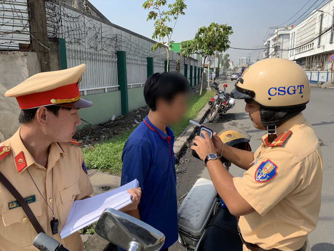 Bị phát hiện dương tính với ma tuý, tài xế nói chỉ uống thuốc trị... ho (!?)