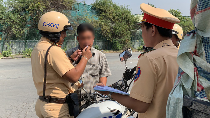 Bị phát hiện dương tính với ma tuý, tài xế nói chỉ uống thuốc trị... ho (!?)