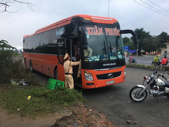 Tài xế chở hơn 50 khách từ Nam về Bắc ăn Tết sặc mùi cồn