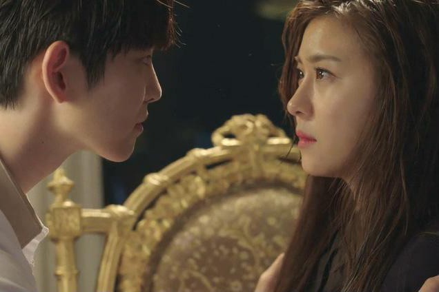 Chồng lén lút nhắn tin với gái lạ, vợ dùng chiêu này khiến chồng phải cuống cuồng bỏ điện thoại lo giữ vợ