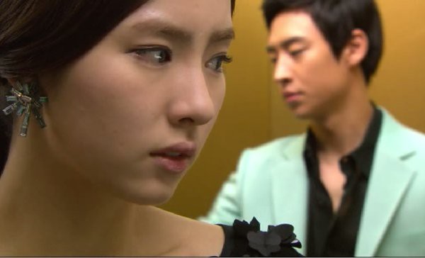 Chồng tặng nhẫn kim cương đắt tiền cho vợ trong tiệc sinh nhật, vợ tinh ý thấy một người tối mặt lại