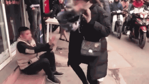 Thanh niên bị bà bầu tìm đến đánh tới tấp, bắt quỳ gối xin lỗi ngay trên phố sau khi để lại bình luận lừa đảo trên facebook