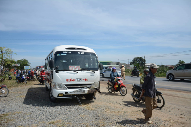 Thi thể 2 thanh niên bị cháy sau khi xe máy đối đầu ôtô khách