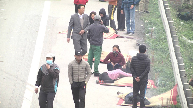 Tai nạn 8 người chết ở Hải Dương: Nhìn vợ tài xế rất đáng thương, tội nghiệp