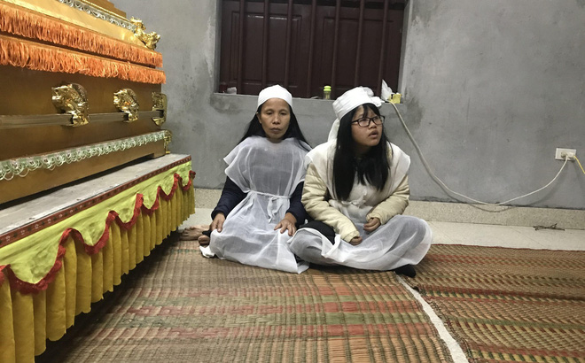 Tai nạn 8 người chết ở Hải Dương: Nhìn vợ tài xế rất đáng thương, tội nghiệp