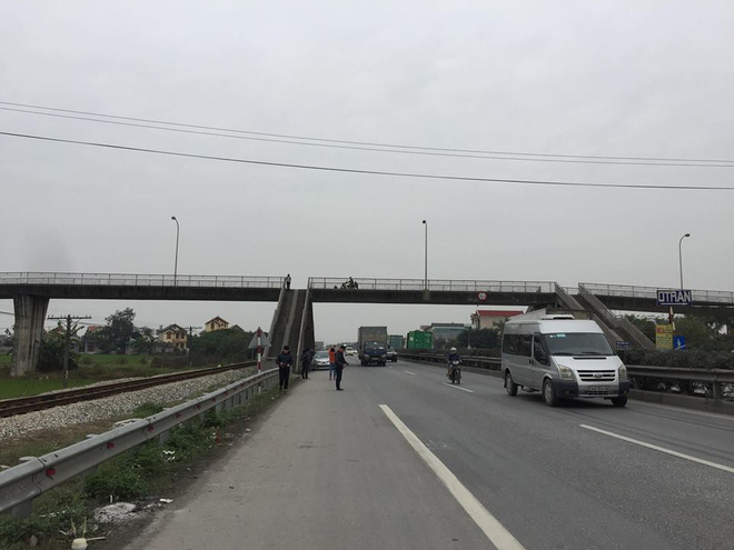 Vụ 8 cán bộ xã bị tông chết: Lối xuống của cầu vượt là kiểu mở lối để người đi bộ gặp tử thần