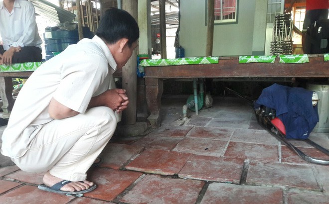 Đi gửi vỏ lãi, cặp vợ chồng va phải mô tơ bơm nước bị điện giật thương vong