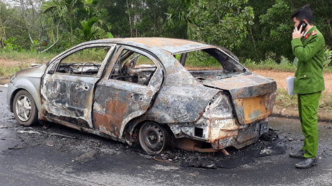 Ô tô 4 chỗ bốc cháy dữ dội giữa trưa, đôi nam nữ tung cửa thoát thân