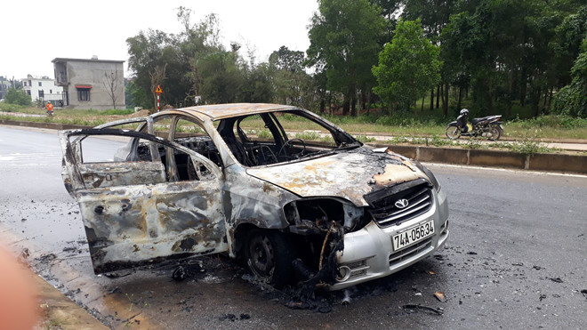 Ô tô 4 chỗ bốc cháy dữ dội giữa trưa, đôi nam nữ tung cửa thoát thân